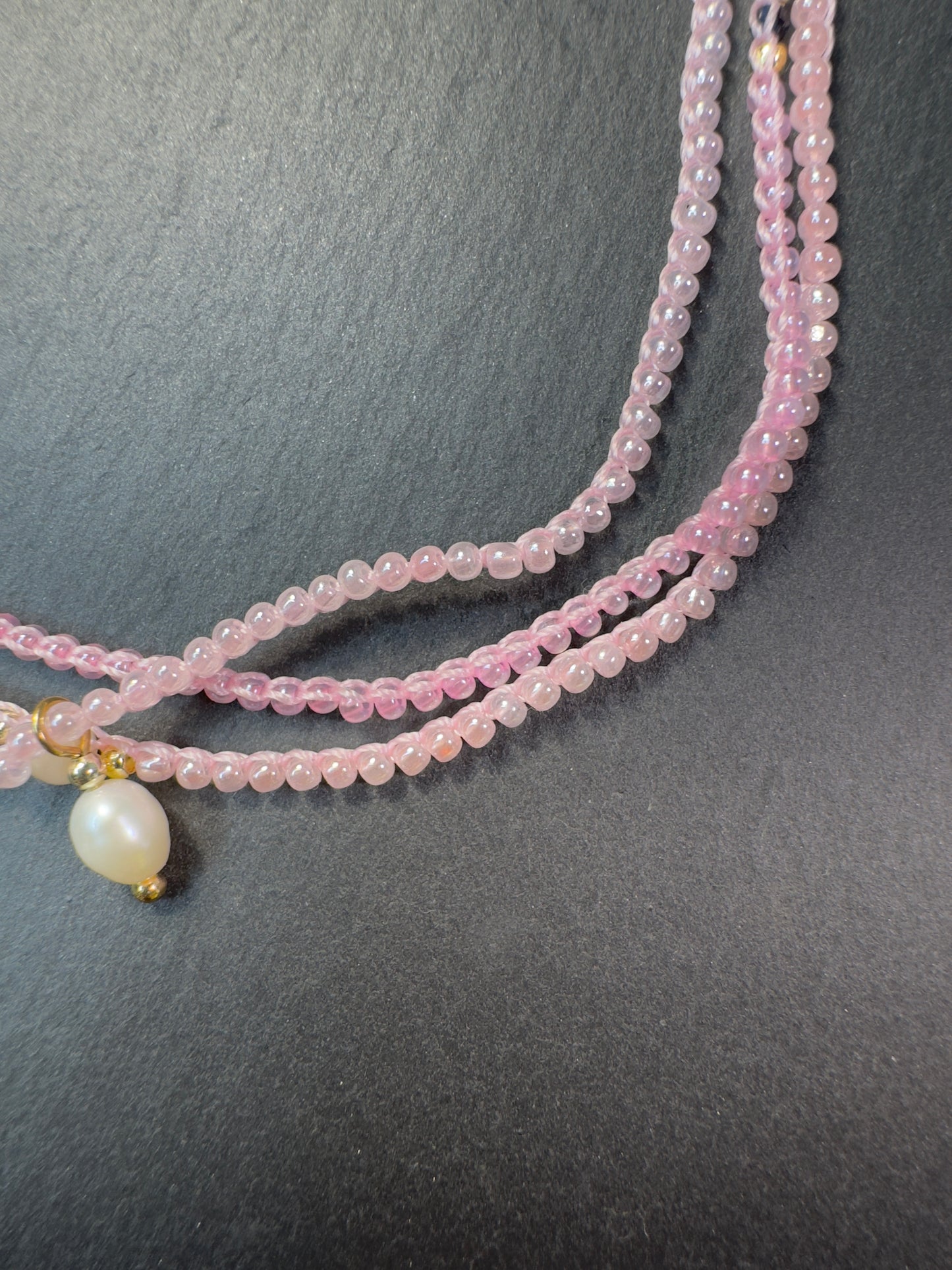 Collier 3-en-1 crocheté en perles de rocaille roses, soie et perles de culture