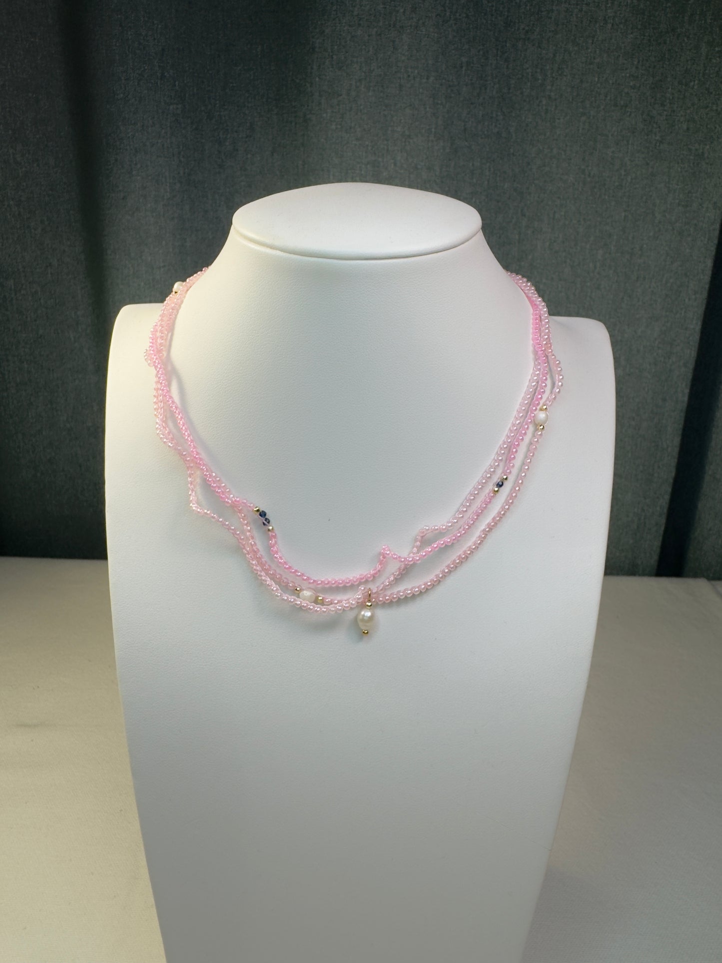 Collier 3-en-1 crocheté en perles de rocaille roses, soie et perles de culture