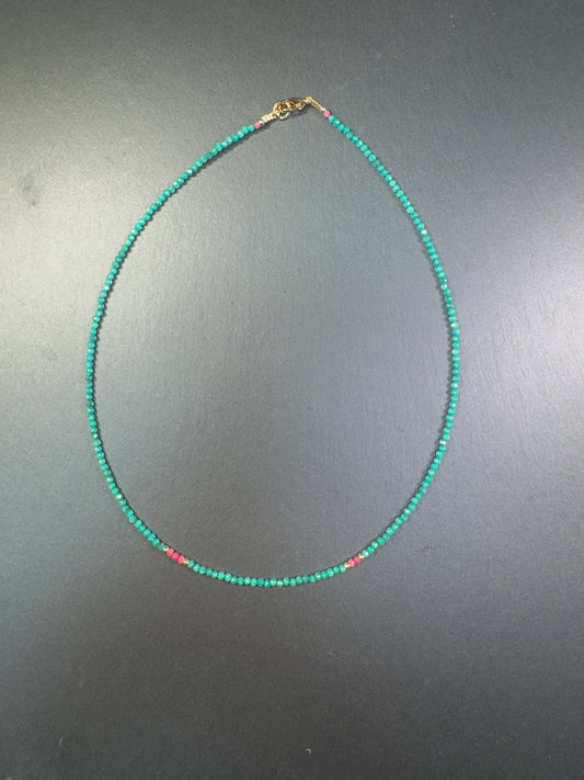 Collier en zircon vert et touches de zircon rose foncé