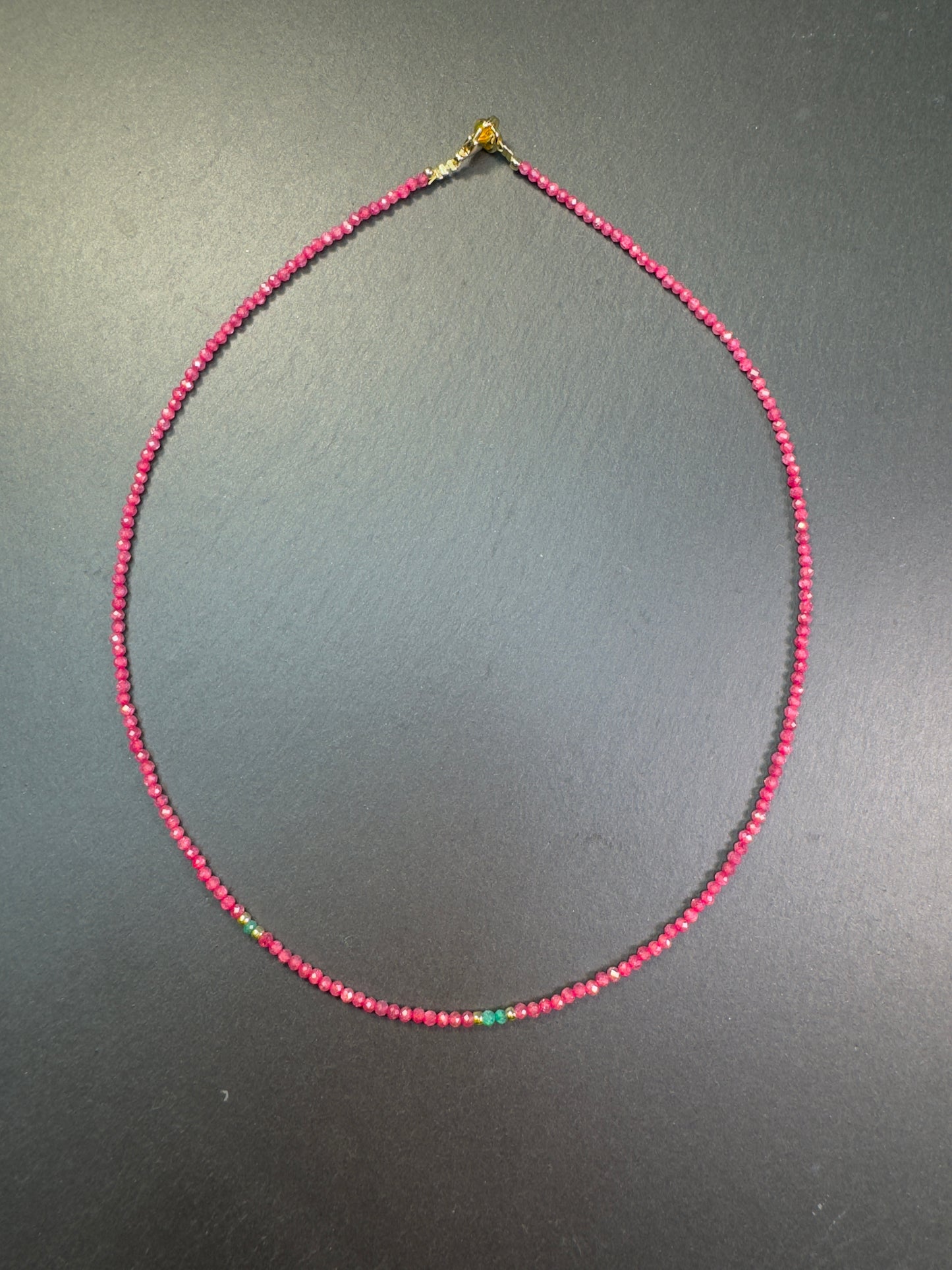 Collier en zircon rose foncé et accents de zircon vert