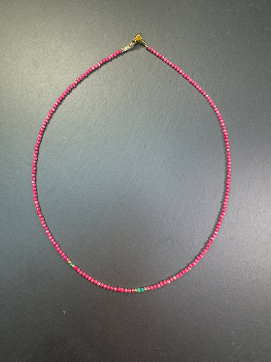 Collier en zircon rose foncé et accents de zircon vert