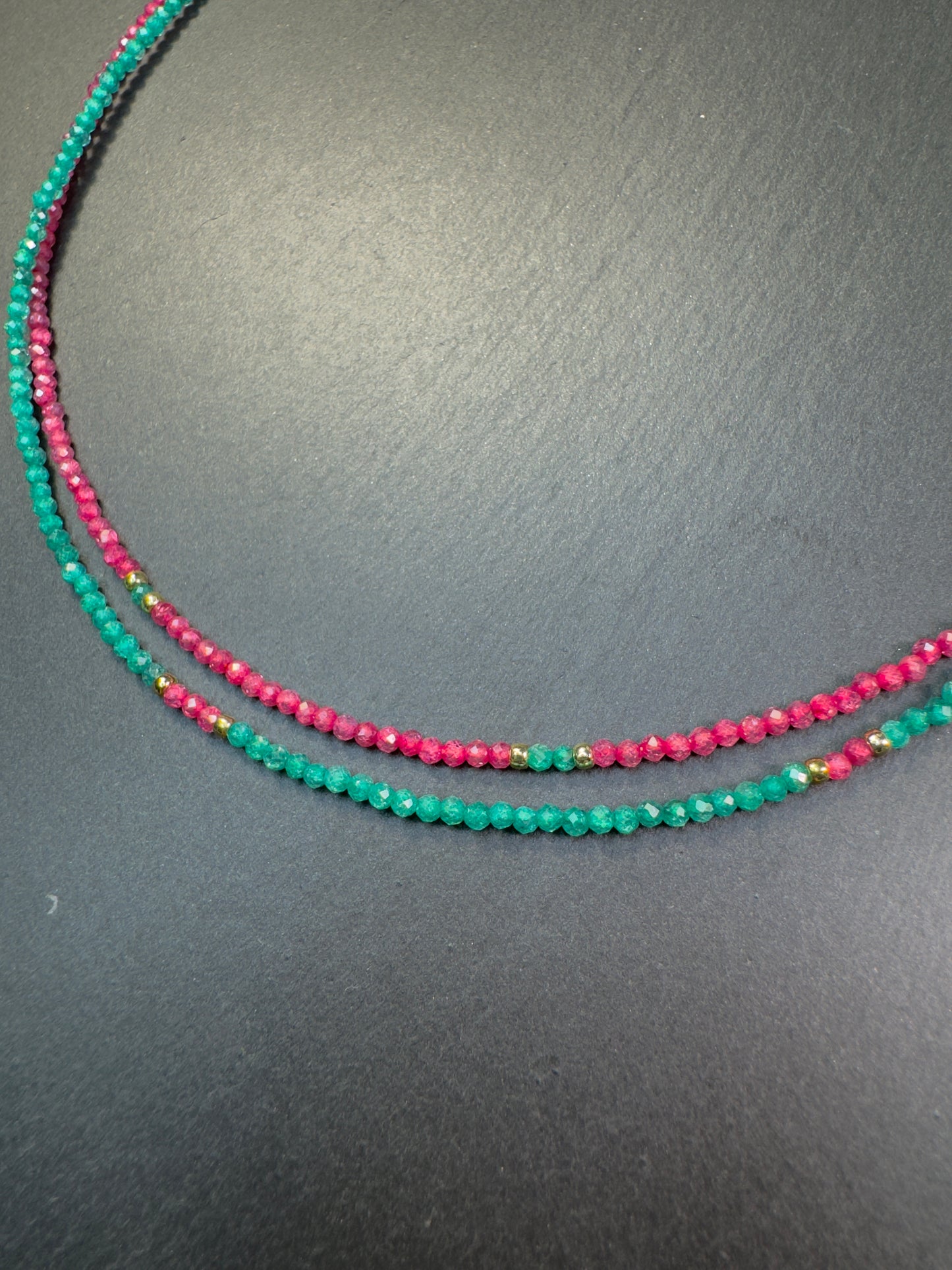 Collier en zircon rose foncé et accents de zircon vert