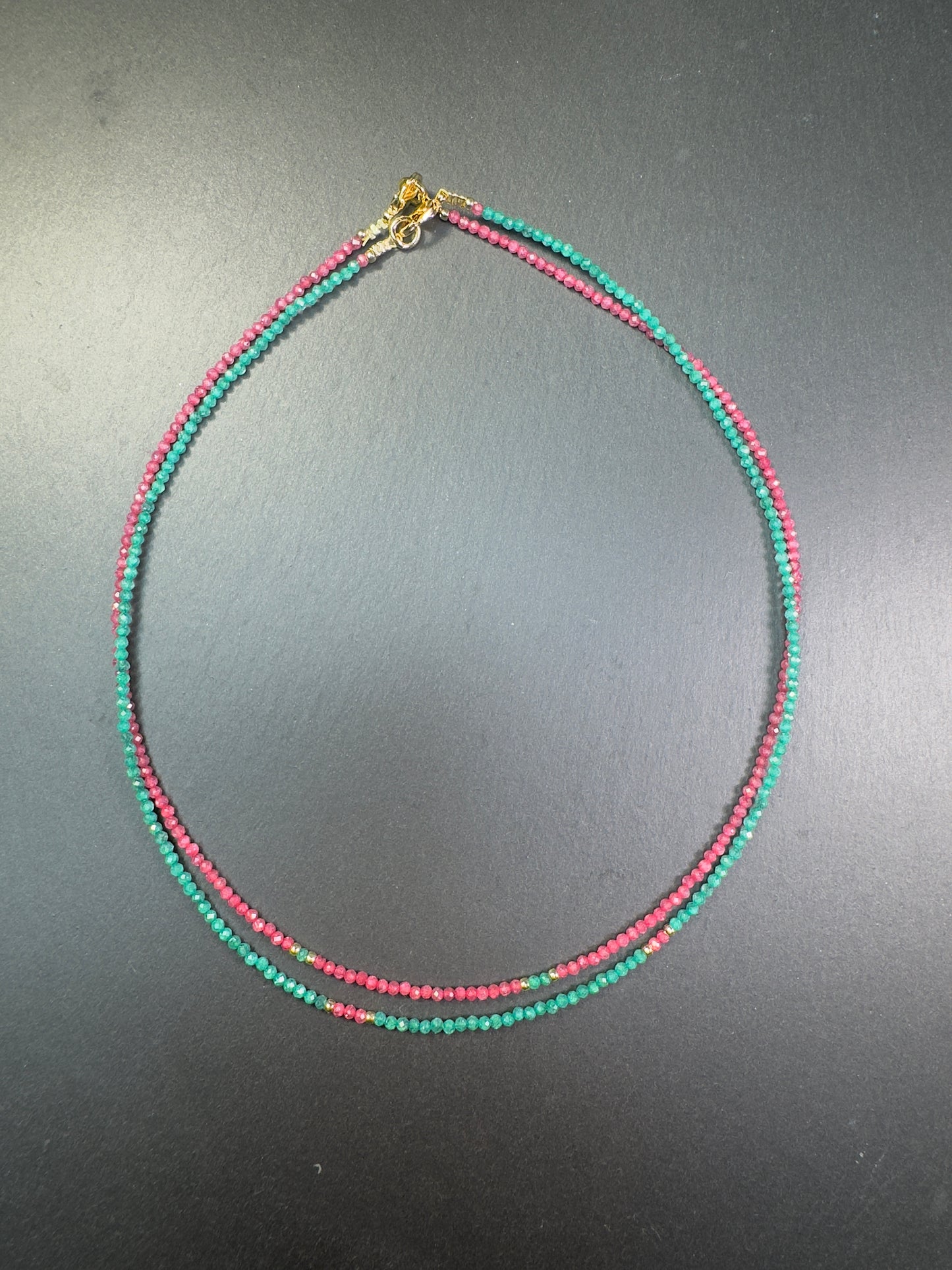 Collier en zircon rose foncé et accents de zircon vert