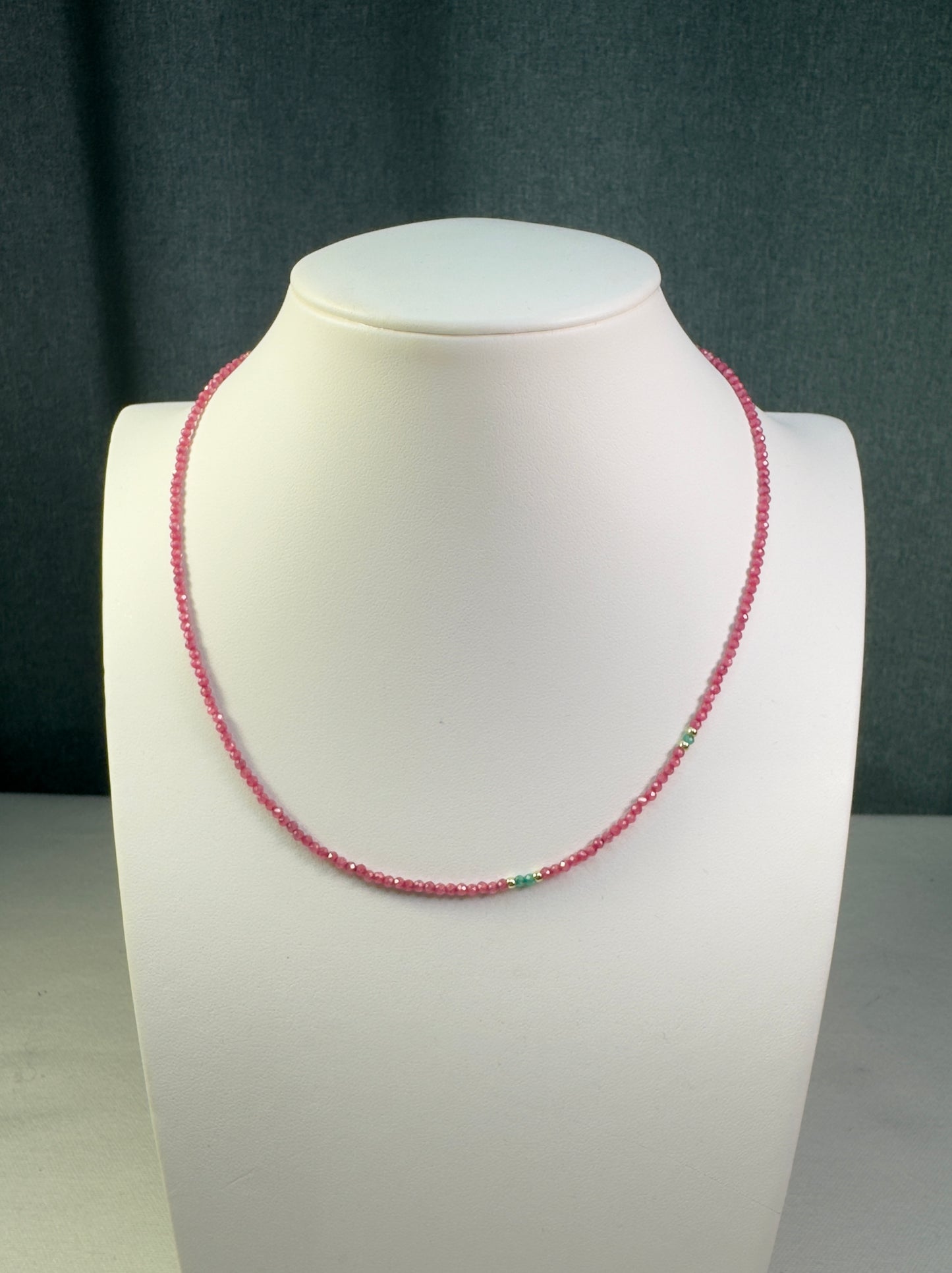 Collier en zircon rose foncé et accents de zircon vert