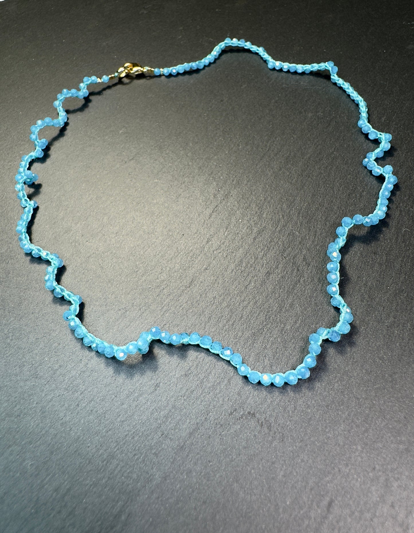 Ensemble de deux colliers et pendentif œil, crochetés à la main