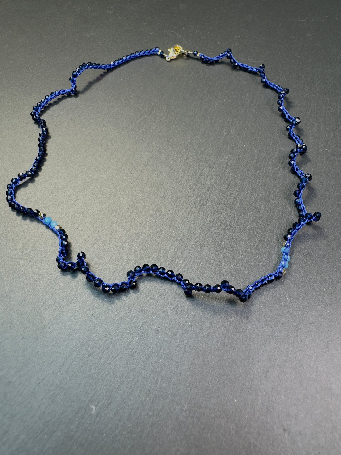 Ensemble de deux colliers et pendentif œil, crochetés à la main