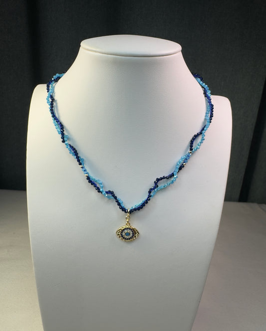 Ensemble de deux colliers et pendentif œil, crochetés à la main