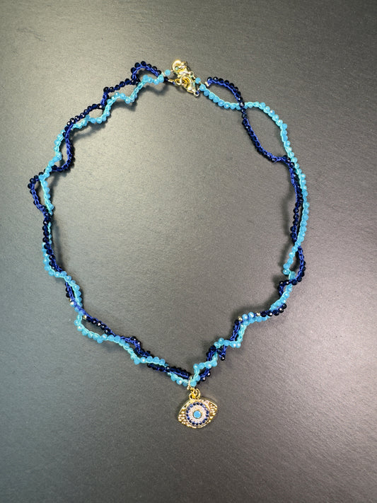 Ensemble de deux colliers et pendentif œil, crochetés à la main