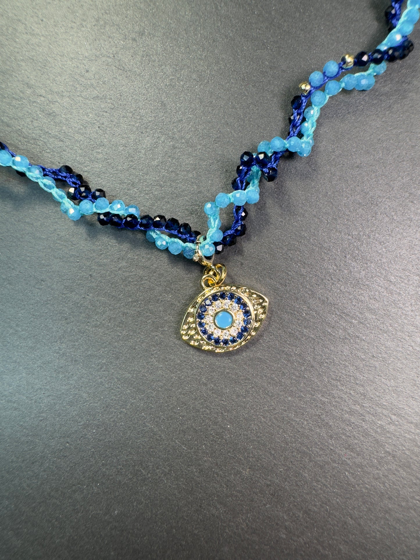 Ensemble de deux colliers et pendentif œil, crochetés à la main