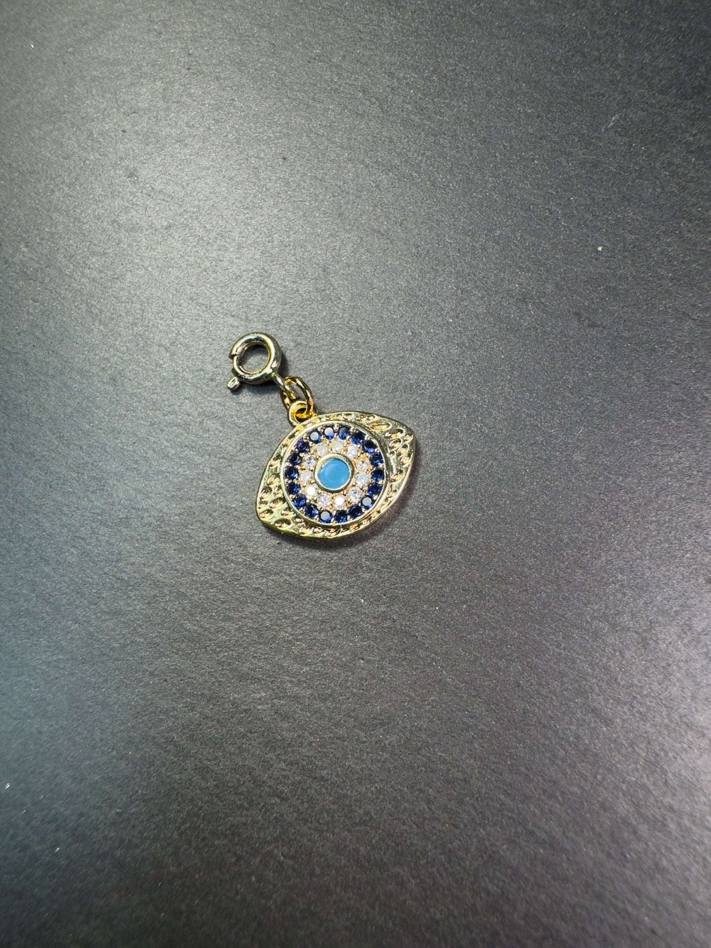 Ensemble de deux colliers et pendentif œil, crochetés à la main